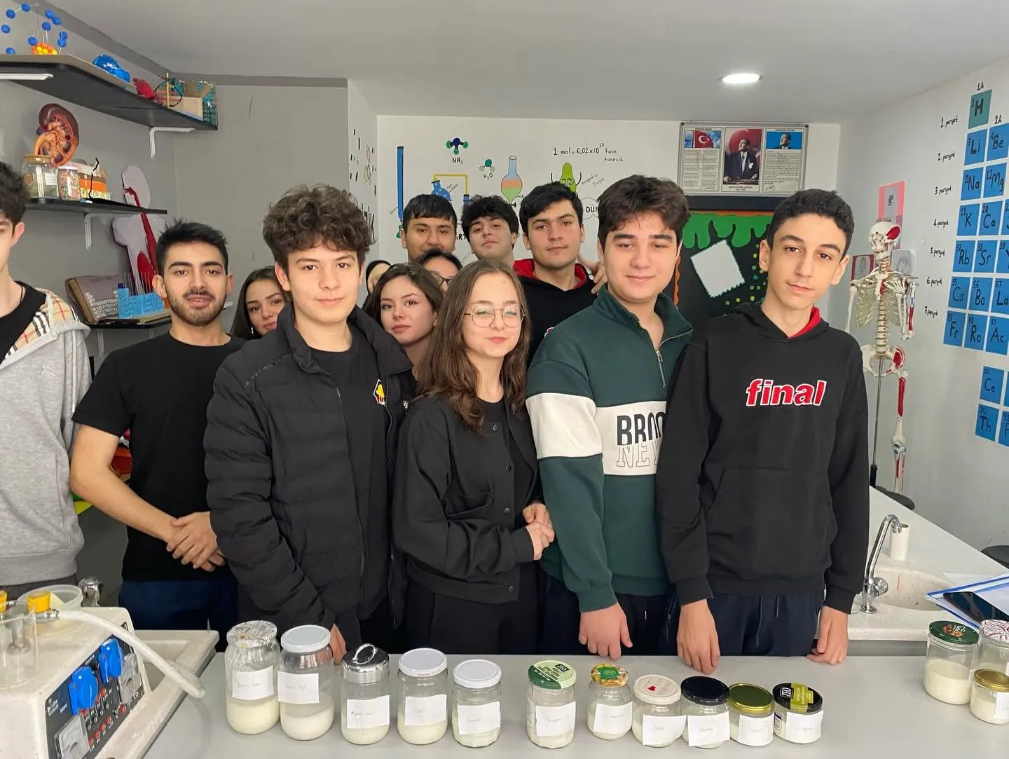 Biyoloji laboratuvarında yoğurt mayalama